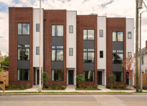 Jolene & Penelope by AvantStay Two Townhouse Buyout in Great Location in Nashville